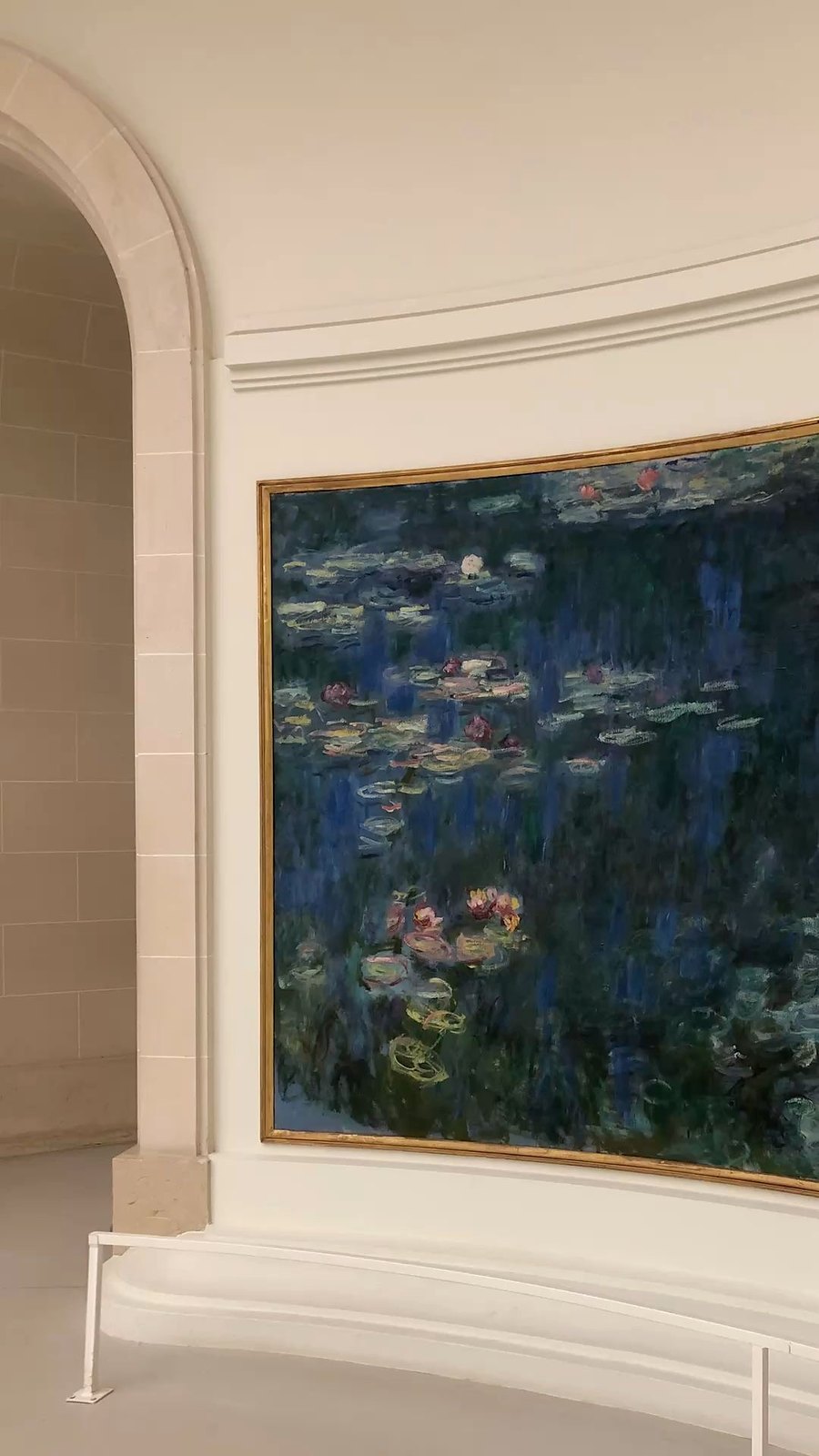 الرسم في إطار معماري منحني