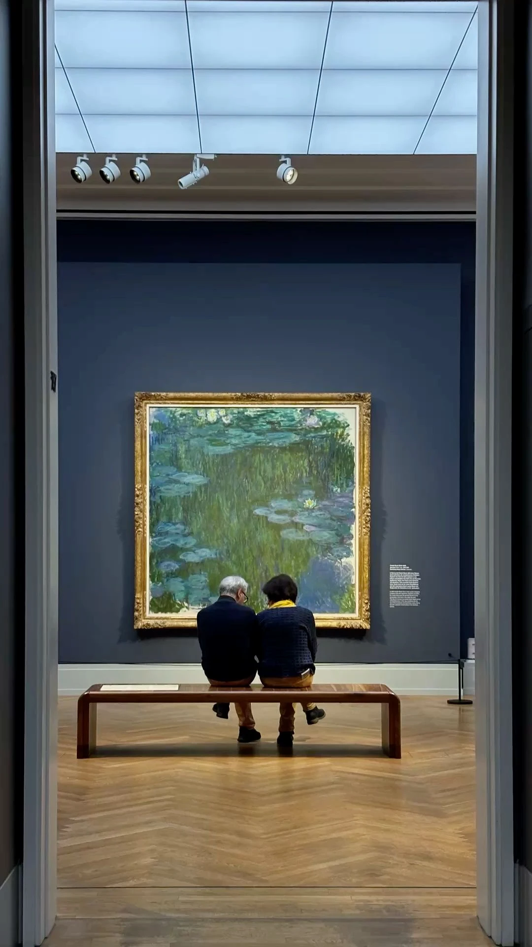 Deux visiteurs passent du temps avec une peinture dans un musée